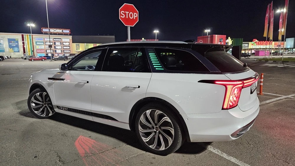 Hongqi E-HS9 сбоку сзади тест индикатор зарядки