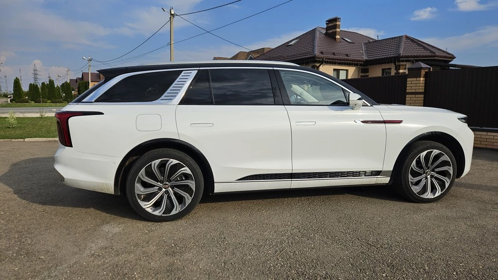 Hongqi E-HS9 сбоку тест