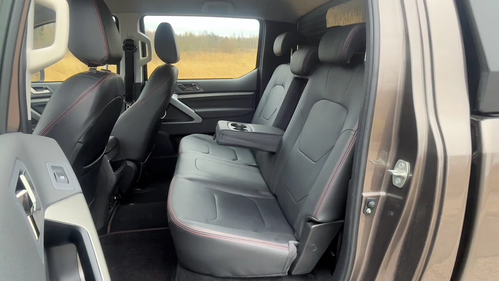 Huanghai N7 на тесте салон интерьер сиденья второй ряд