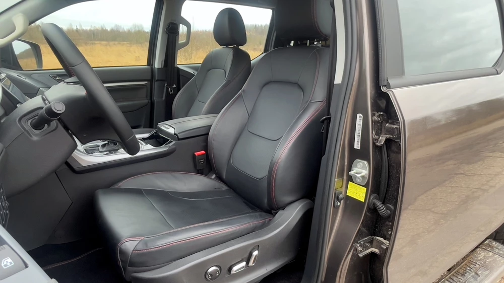 Huanghai N7 на тесте салон интерьер сиденья первый ряд