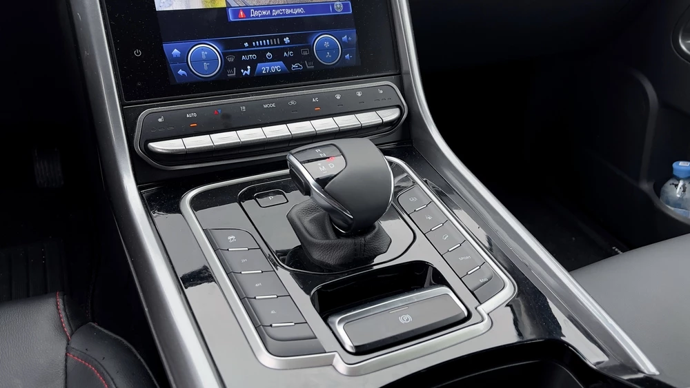 Huanghai N7 на тесте салон интерьер консоль тоннель селектор