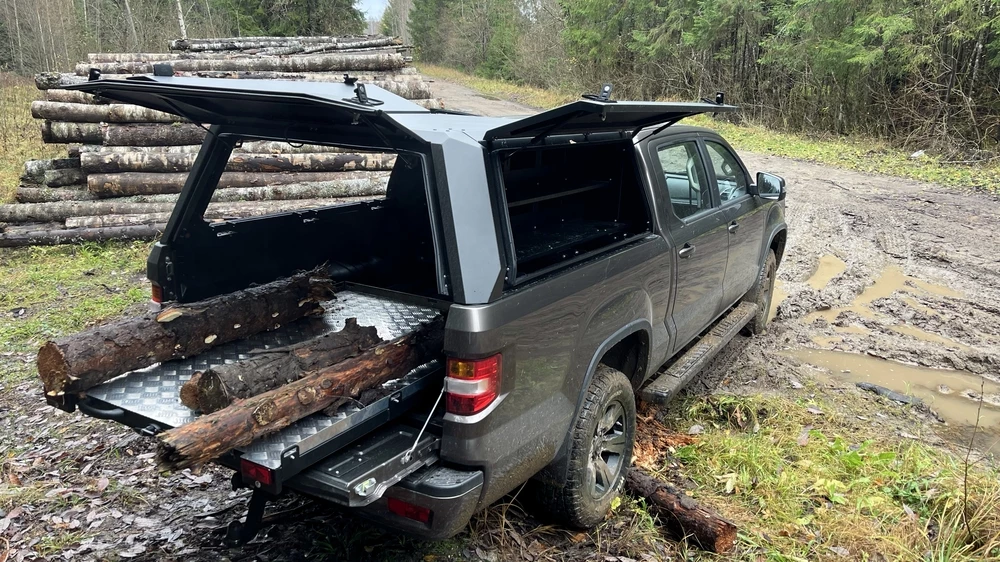 Huanghai N7 на тесте сбоку сзади загрузка в кузов