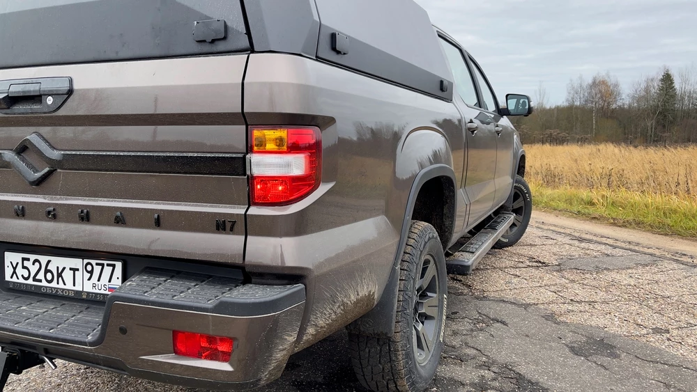 Huanghai N7 на тесте сзади фонари