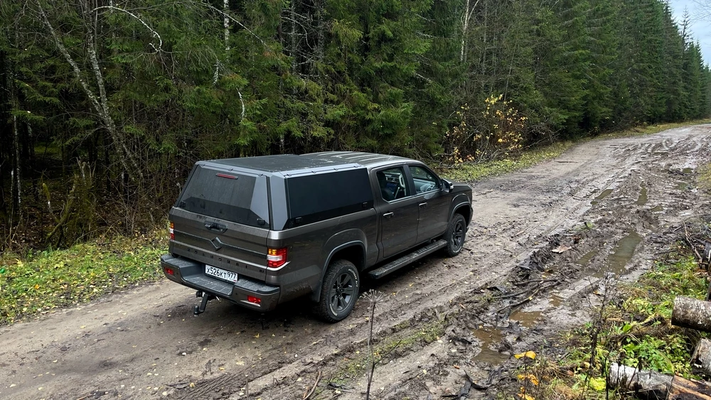 Huanghai N7 на тесте сбоку сзади 