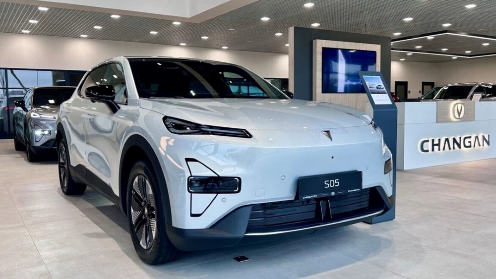 Электромобили Deepal S05 сбоку спереди в автосалоне у дилера в Беларуси