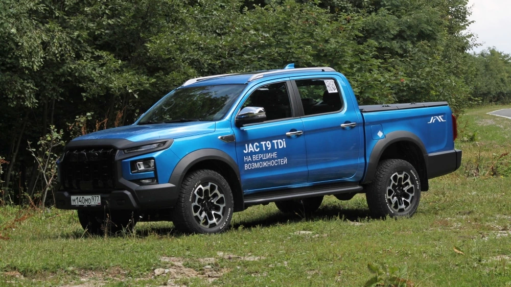 Пикап JAC T9 сбоку спереди дизельная версия