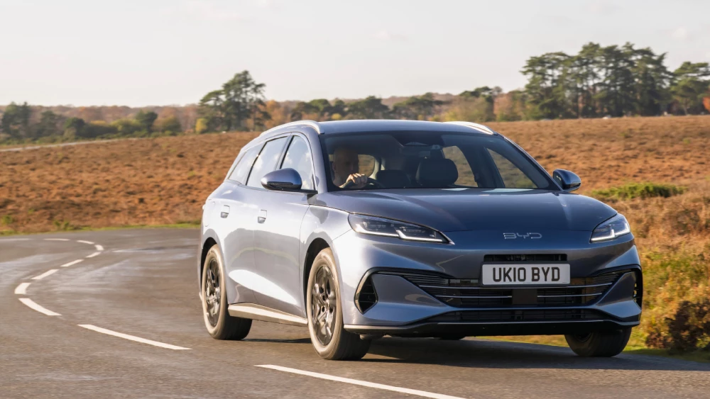 byd seal 6 dm-i touring гибридный китайский универсал разгон динамика сбоку спереди голубой