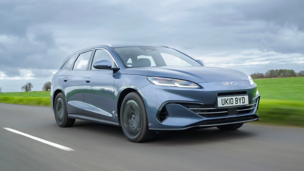 byd seal 6 dm-i touring гибридный китайский универсал разгон динамика сбоку спереди голубой