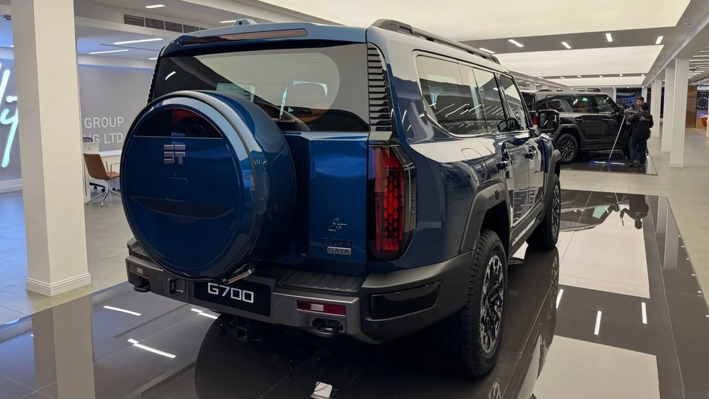 Jetour G700 в шоуруме дилера в Дубае сбоку сзади ОАЭ Эмираты