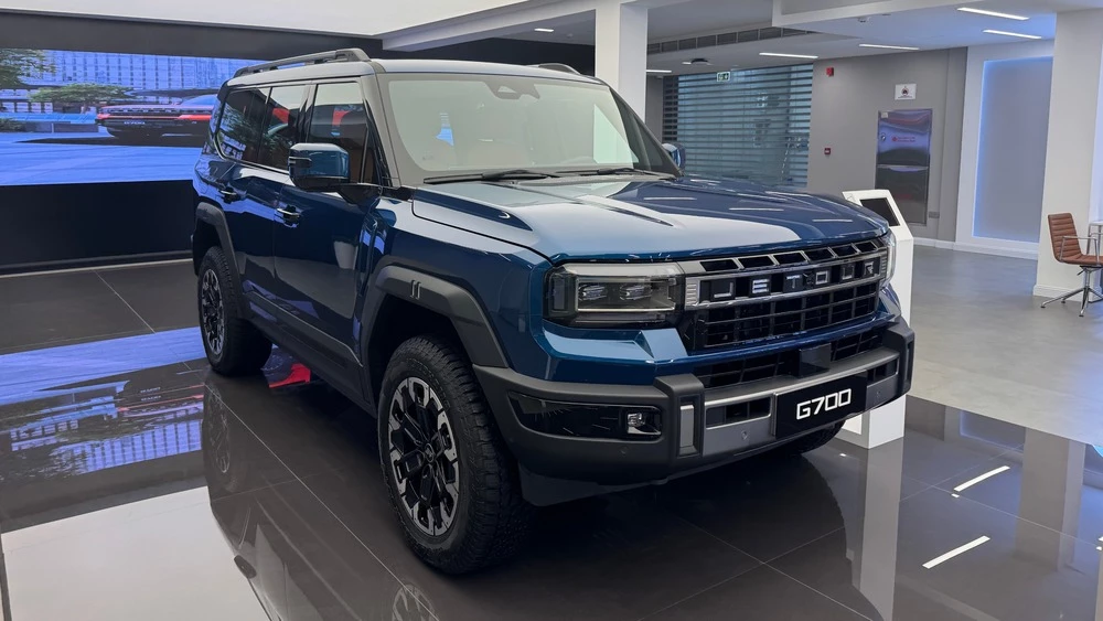 Jetour G700 в шоуруме дилера в Дубае сбоку спереди ОАЭ Эмираты