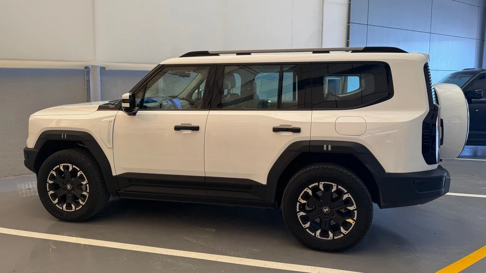 Jetour G700 сбоку у дилера оаэ арабские эмираты