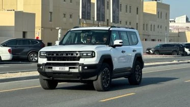 Jеtour G700 сбоку спереди в динамике оаэ арабские эмираты