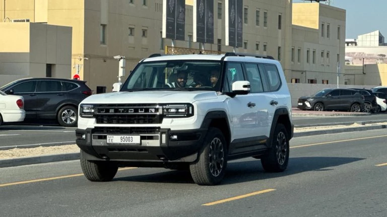 Jеtour G700 сбоку спереди в динамике оаэ арабские эмираты