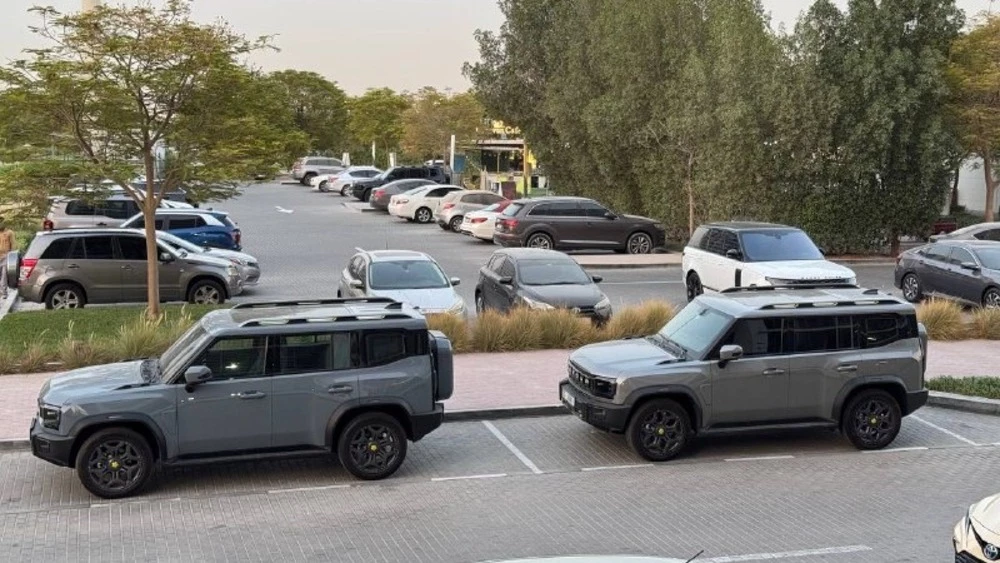 ОАЭ Арабские Эмираты Jetour T2 T1 на улице на парковке