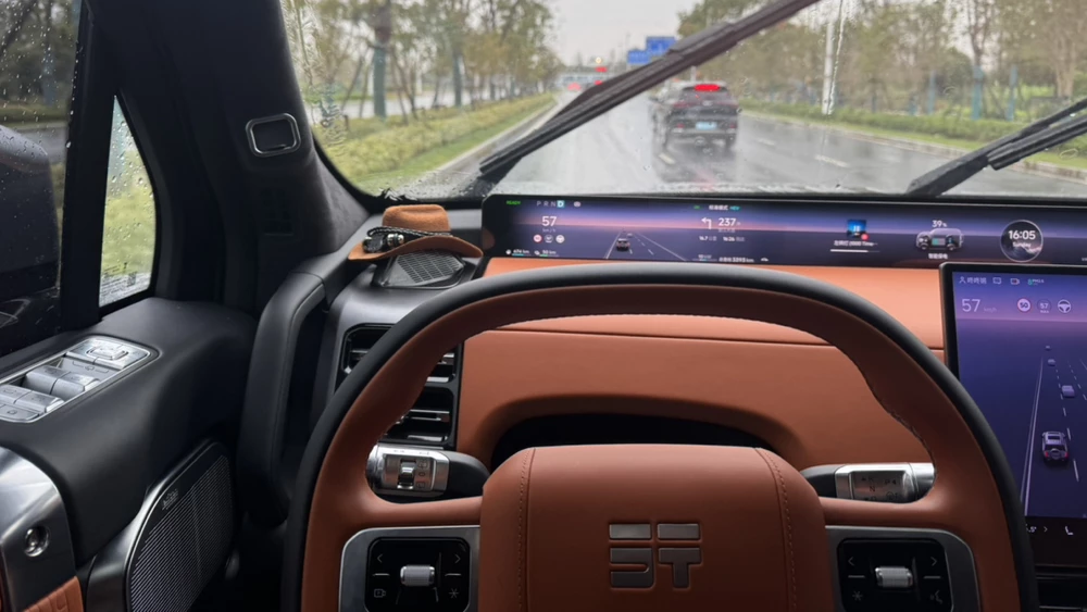 реальные отзывы плюсы минусы jetour g700 внедорожник гибридный оранжевый салон мультимедийная система экраны