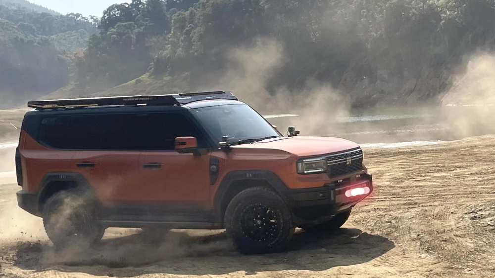 реальные отзывы плюсы минусы jetour g700 внедорожник сбоку спереди гибридный оранжевый топливный бак 100 литров запас хода 