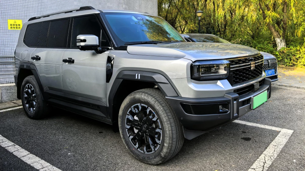 реальные отзывы плюсы минусы jetour g700 внедорожник сбоку спереди гибридный серый