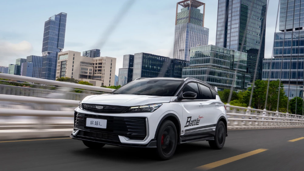 Китайские автомобили станут надежнее обязательные испытания 30 тысяч км кроссовер geely coolray L geely binyue L сбоку белый в китае