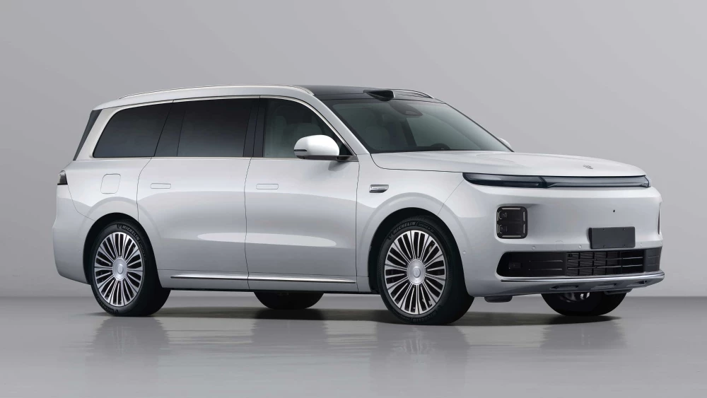 leapmotor d19 кроссовер гибридный белый сбоку спереди 