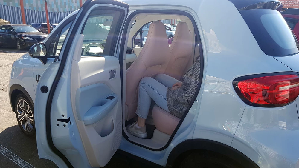 Leapmotor T3 в Беларуси салон интерьер второй ряд дверь проход