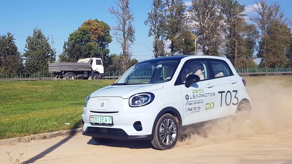 Leapmotor T3 в Беларуси сбоку спереди в динамике обзор тест