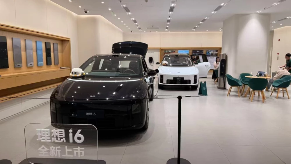 Популярный в России бренд Li Auto закрывает сотню автосалонов в Китае для смягчения финансового давления li i6 li i8