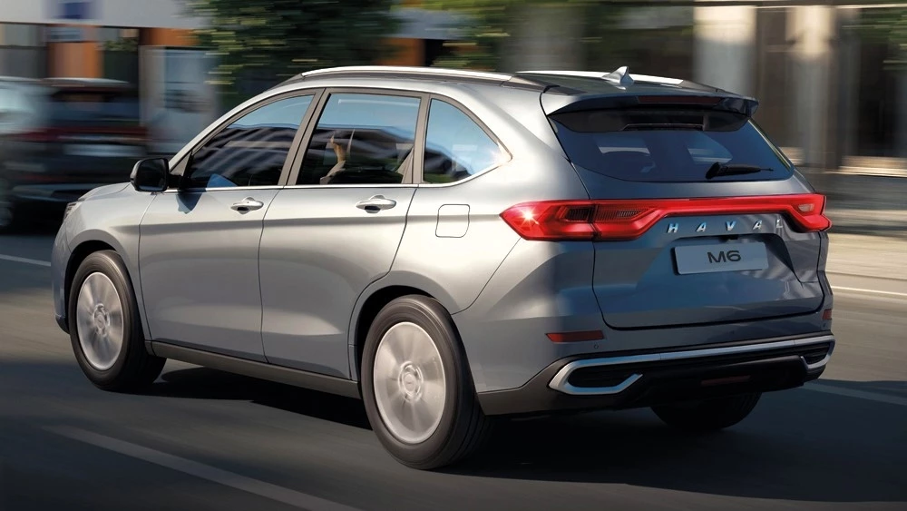 Haval M6 сбоку сзади