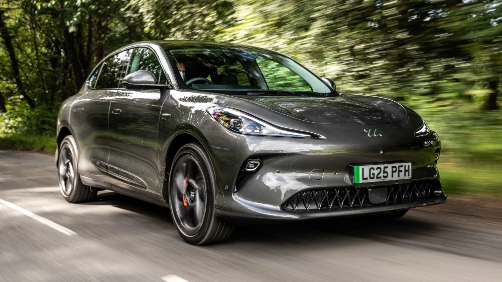 Кроссовер MG IM6 в Великобритании сбоку спереди