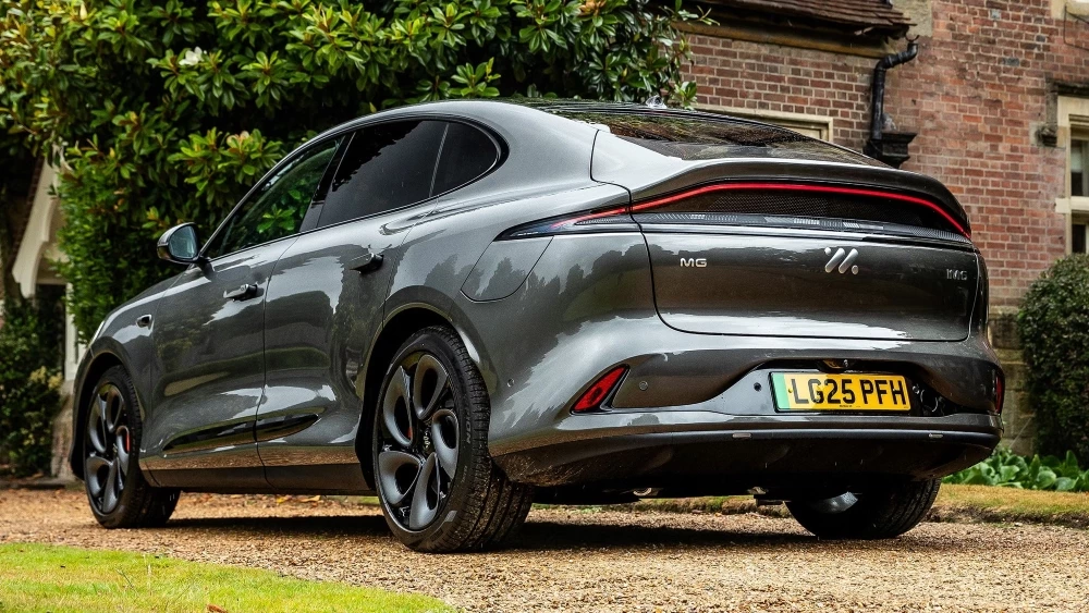 Кроссовер MG IM6 в Великобритании сбоку сзади