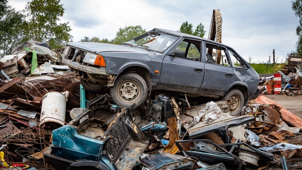Автомобиль Москвич-2141 на мусорке в Томске сбоку утилизация