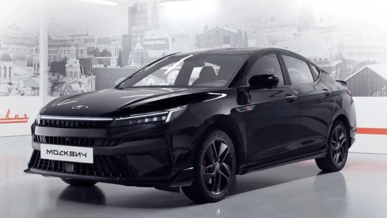 Лифтбэк «Москвич 6» на заводе сбоку спереди