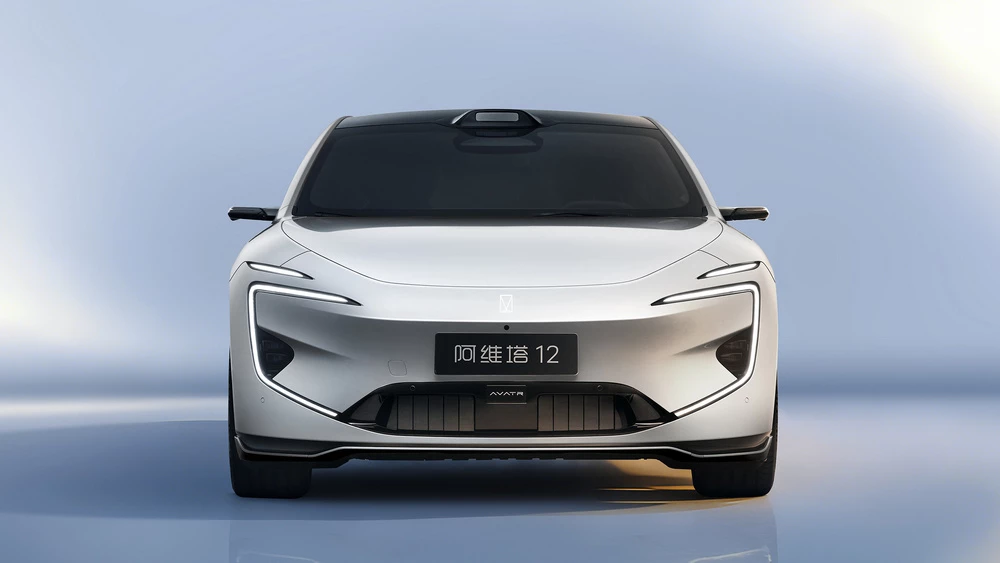 Обновленный Avatr 12 спереди