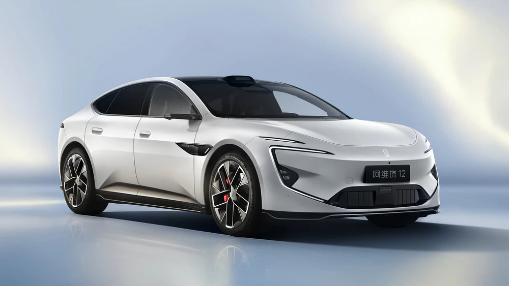 Обновленный Avatr 12 спереди сбоку