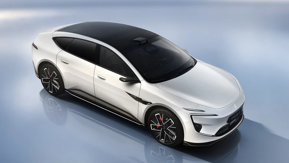 Обновленный Avatr 12 спереди сбоку