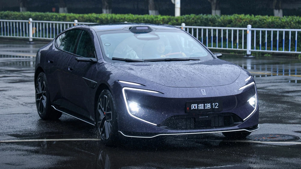 Обновленный Avatr 12 спереди сбоку