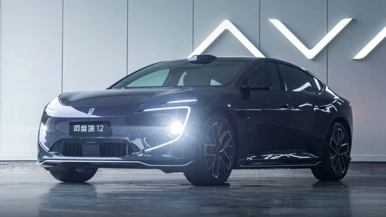 Обновленный Avatr 12 спереди сбоку