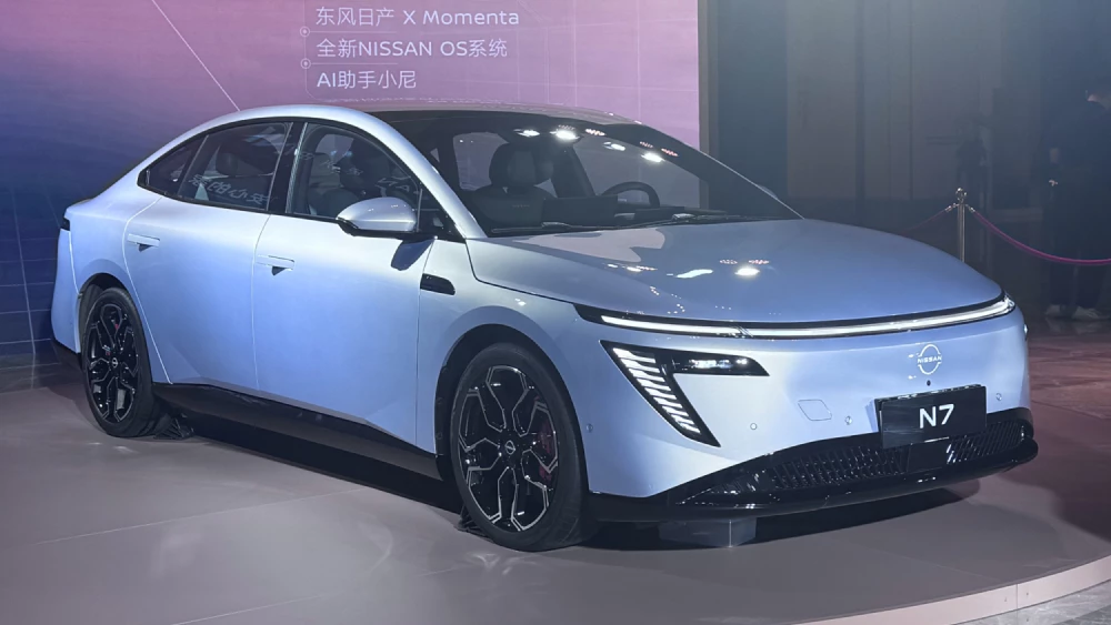 nissan n7 сбоку спереди голубой электромобиль запас хода