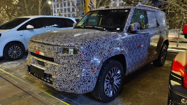 Новый внедорожник GWM для премиального бренда Tank заметили в Китае во время дорожных тестов сбоку спереди