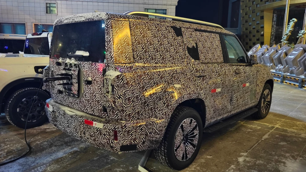 Новый внедорожник GWM для премиального бренда Tank заметили в Китае во время дорожных тестов сбоку сзади