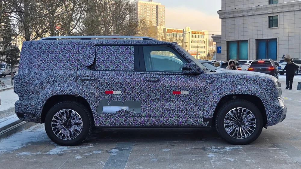 Новый внедорожник GWM для премиального бренда Tank заметили в Китае во время дорожных тестов сбоку