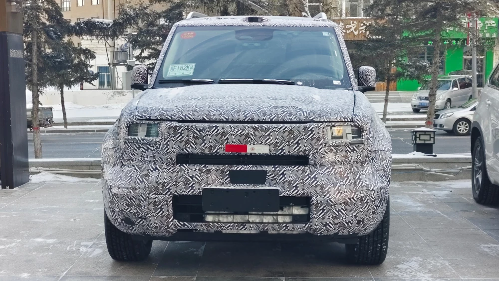 Новый внедорожник GWM для премиального бренда Tank заметили в Китае во время дорожных тестов спереди