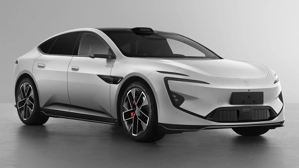 Обновленный Avatr 12 получил три электромотора на 968 л.с. сбоку спереди фастбек белый электрический