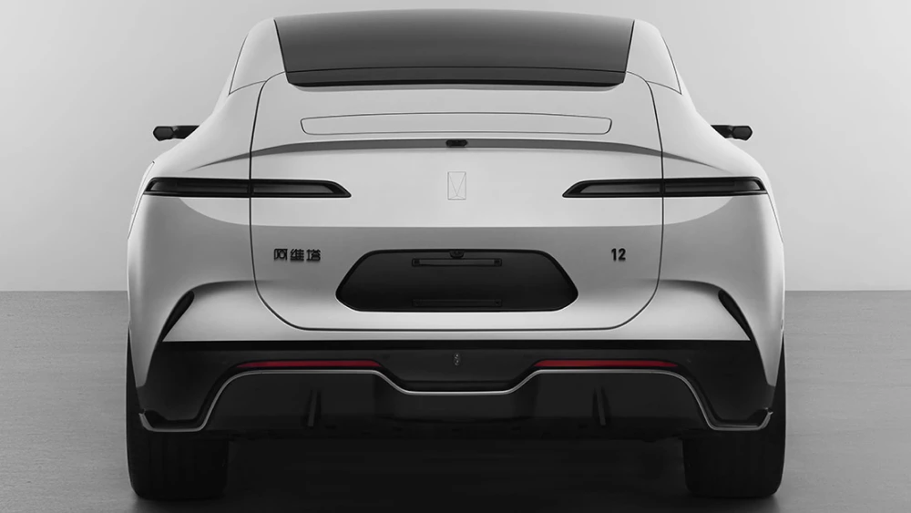 Обновленный Avatr 12 получил три электромотора на 968 л.с. сзади фастбек белый электрический