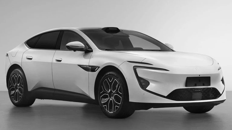 Обновленный Avatr 12 получил три электромотора на 968 л.с. сбоку спереди фастбек белый