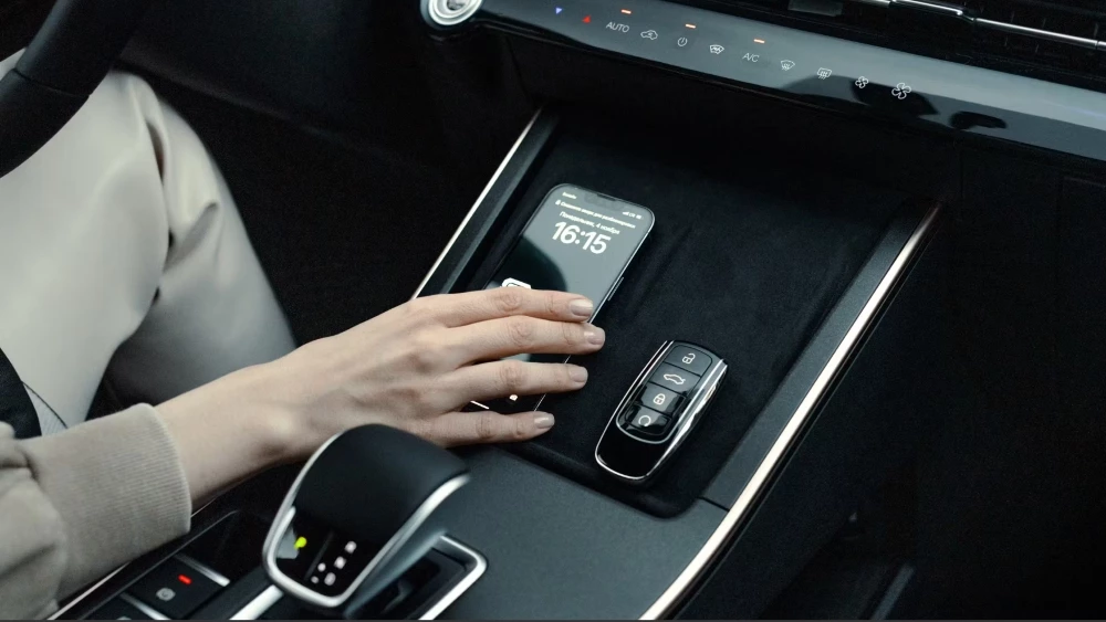 Omoda C5 новая салон интерьер тоннель селектор зарядка беспроводная