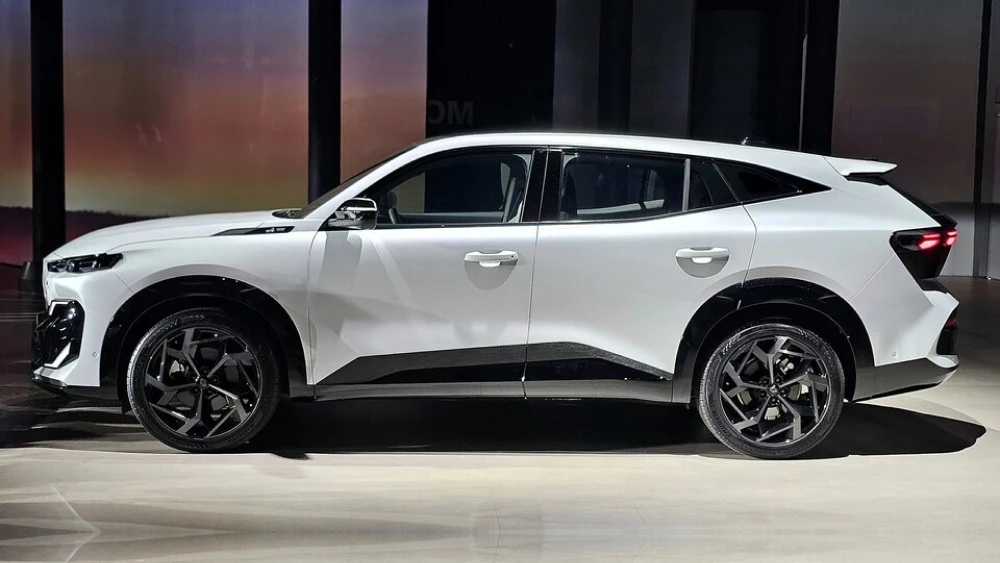 Первые обзоры на новый кроссовер от Geely и Renault под названием Filante появились в сети сбоку белый