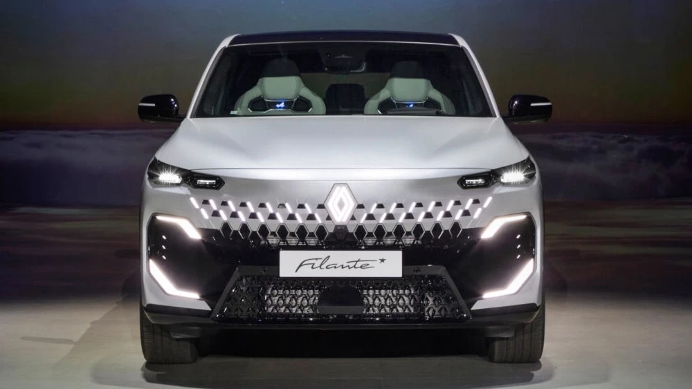 Первые обзоры на новый кроссовер от Geely и Renault под названием Filante появились в сети спереди белый