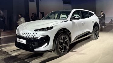 Первые обзоры на новый кроссовер от Geely и Renault под названием Filante появились в сети сбоку спереди белый