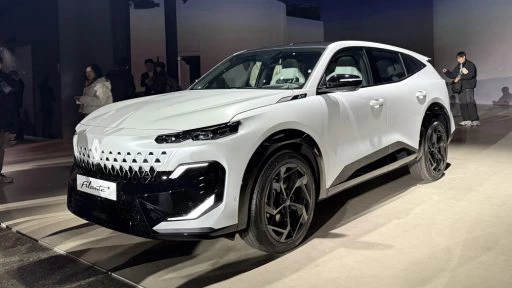 Первые обзоры на новый кроссовер от Geely и Renault под названием Filante появились в сети сбоку спереди белый