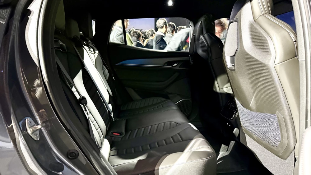 Первые обзоры на новый кроссовер от Geely и Renault под названием Filante появились в сети салон второй ряд сидений